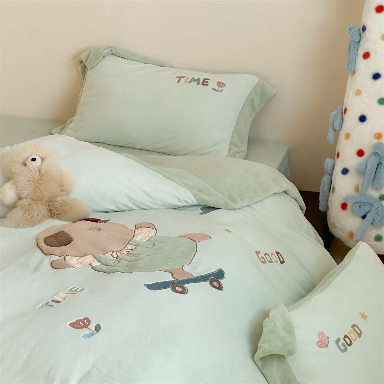 91家纺网 家纺一手货源 找家纺 泽西家纺+V17798841158发大图 2025新品秋冬加厚保暖240克奶肤绒宽边卡通贴布绣牛奶绒四件套 卡皮巴拉一绿