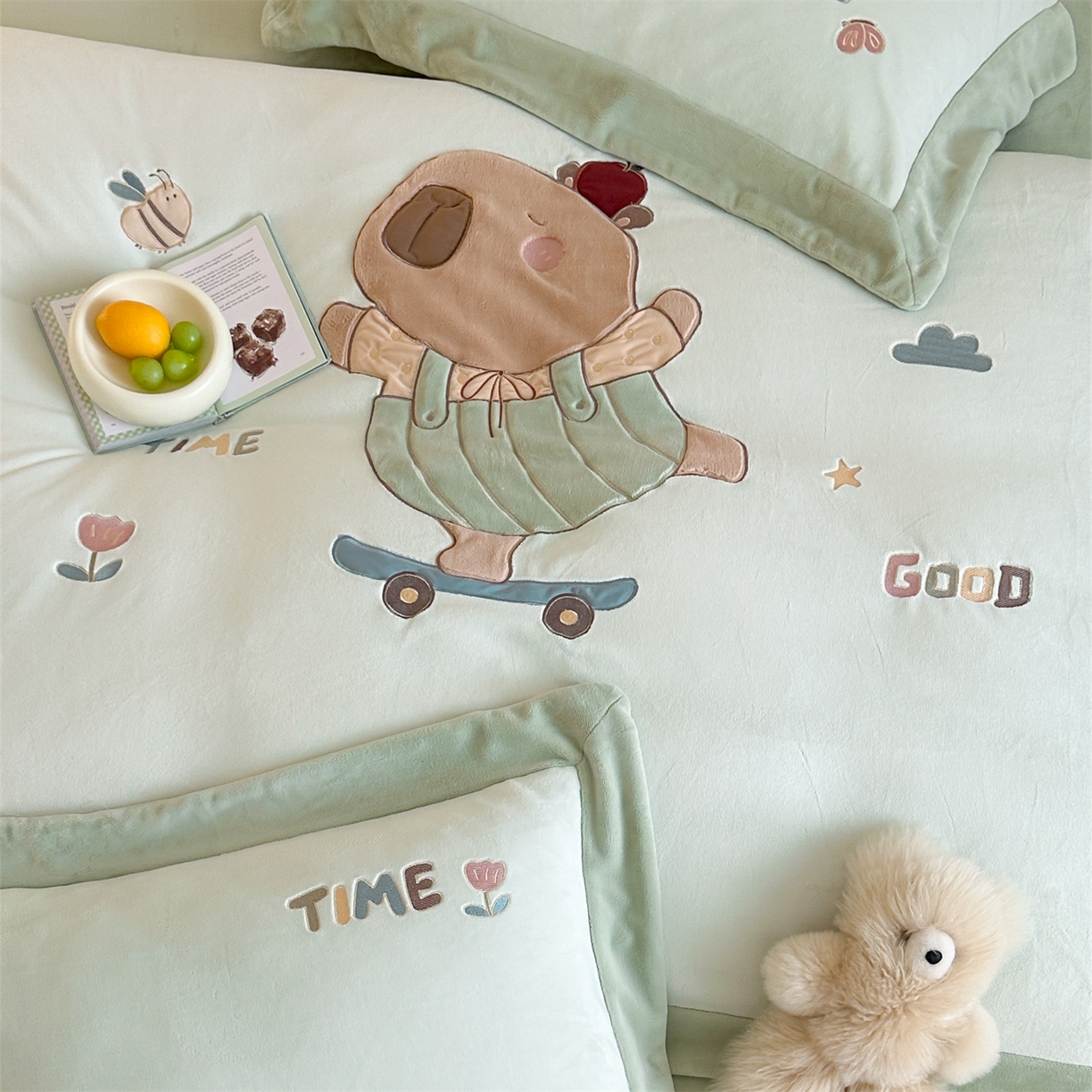 91家纺网 家纺一手货源 找家纺 泽西家纺+V17798841158发大图 2025新品秋冬加厚保暖240克奶肤绒宽边卡通贴布绣牛奶绒四件套 卡皮巴拉一绿