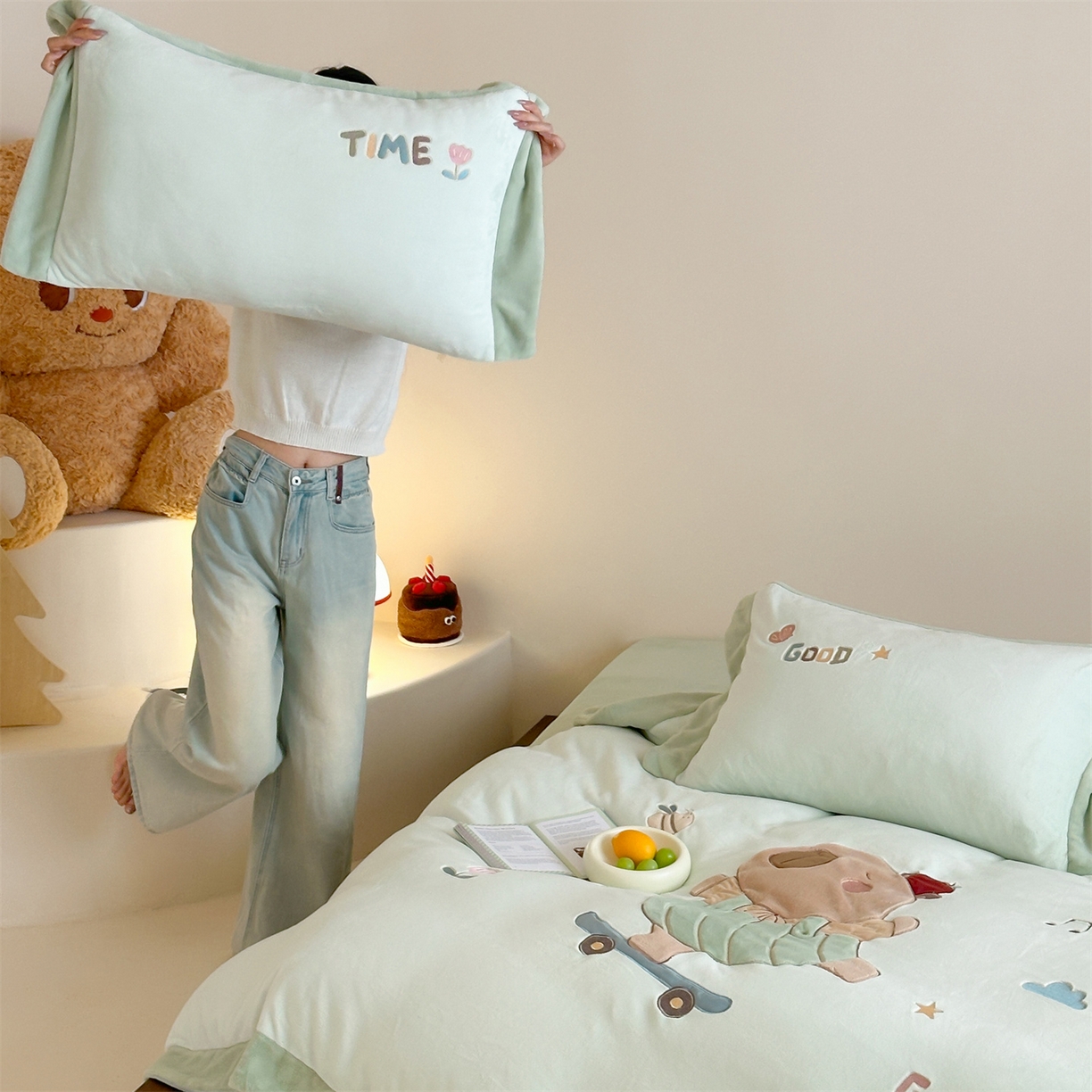 91家纺网 家纺一手货源 找家纺 泽西家纺+V17798841158发大图 2025新品秋冬加厚保暖240克奶肤绒宽边卡通贴布绣牛奶绒四件套 卡皮巴拉一绿