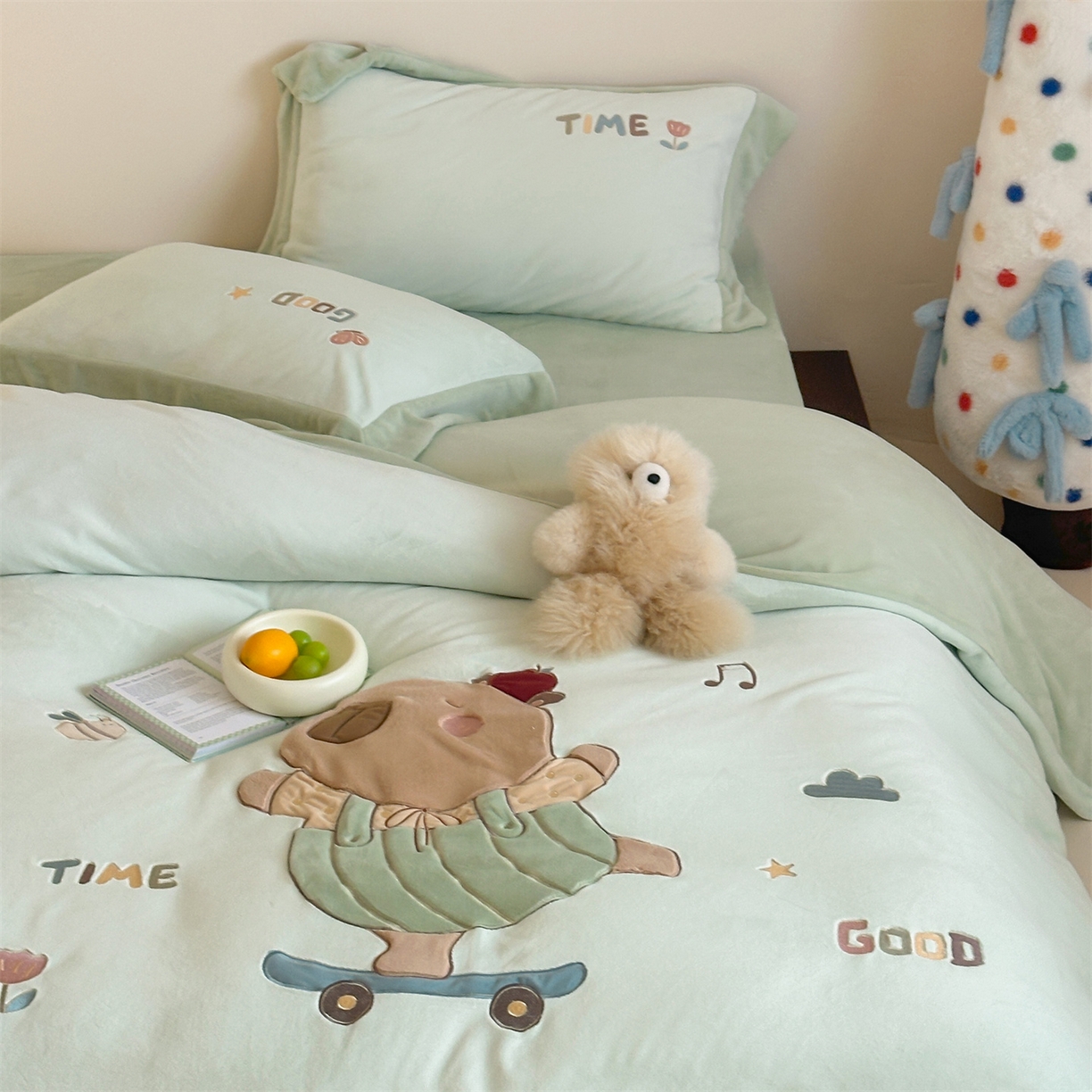 91家纺网 家纺一手货源 找家纺 泽西家纺+V17798841158发大图 2025新品秋冬加厚保暖240克奶肤绒宽边卡通贴布绣牛奶绒四件套 卡皮巴拉一绿