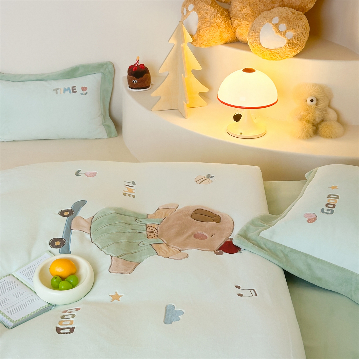 91家纺网 家纺一手货源 找家纺 泽西家纺+V17798841158发大图 2025新品秋冬加厚保暖240克奶肤绒宽边卡通贴布绣牛奶绒四件套 卡皮巴拉一绿