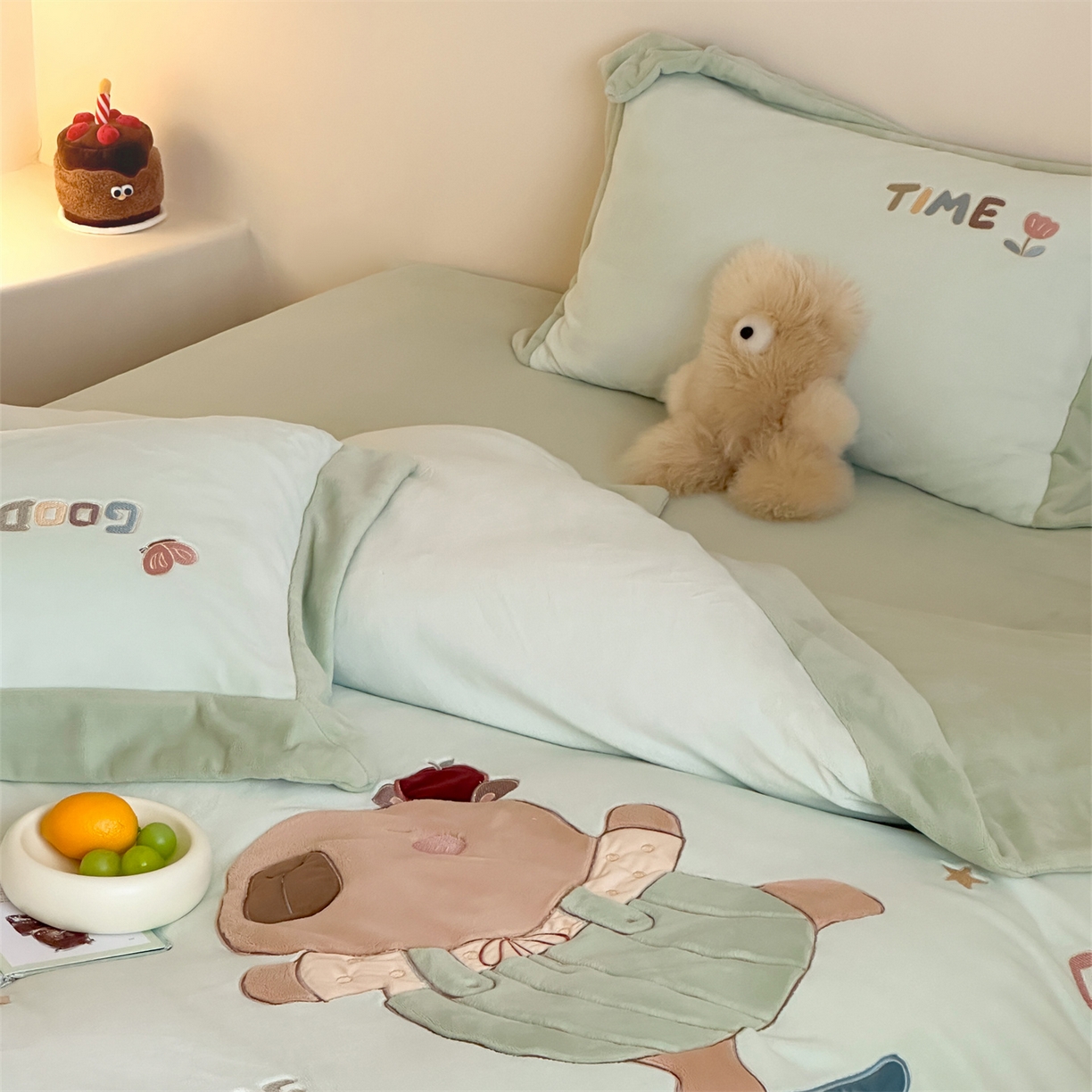 91家纺网 家纺一手货源 找家纺 泽西家纺+V17798841158发大图 2025新品秋冬加厚保暖240克奶肤绒宽边卡通贴布绣牛奶绒四件套 卡皮巴拉一绿