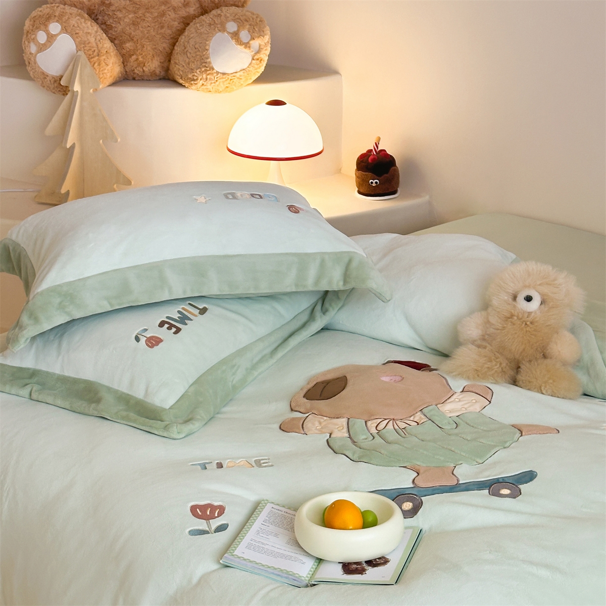 91家纺网 家纺一手货源 找家纺 泽西家纺+V17798841158发大图 2025新品秋冬加厚保暖240克奶肤绒宽边卡通贴布绣牛奶绒四件套 卡皮巴拉一绿