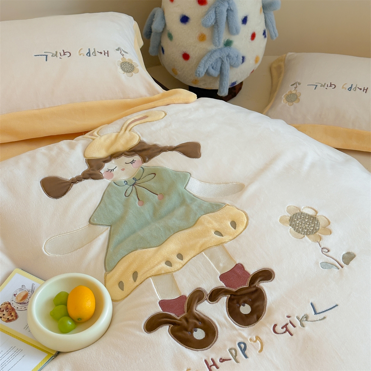 91家纺网 家纺一手货源 找家纺 泽西家纺+V17798841158发大图 2025新品秋冬加厚保暖240克奶肤绒宽边卡通贴布绣牛奶绒四件套 童梦园- 黄