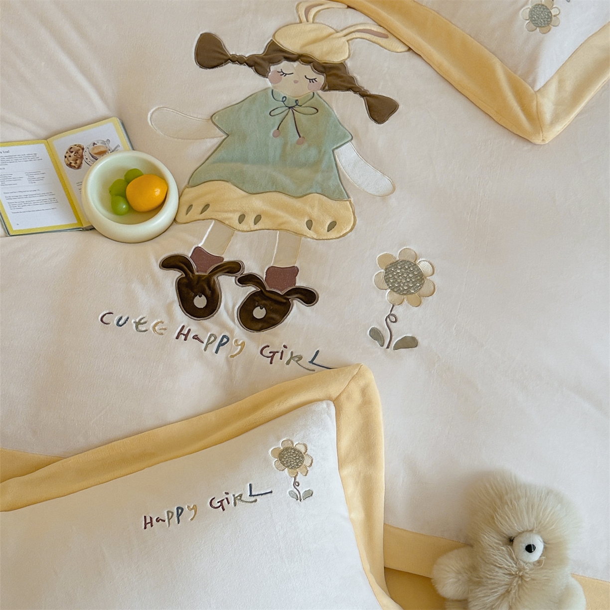 91家纺网 家纺一手货源 找家纺 泽西家纺+V17798841158发大图 2025新品秋冬加厚保暖240克奶肤绒宽边卡通贴布绣牛奶绒四件套 童梦园- 黄