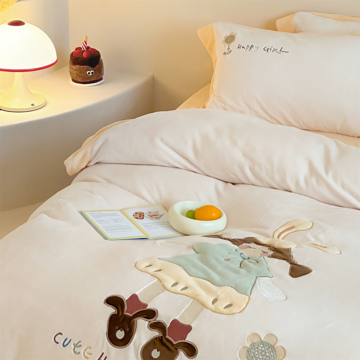 91家纺网 家纺一手货源 找家纺 泽西家纺+V17798841158发大图 2025新品秋冬加厚保暖240克奶肤绒宽边卡通贴布绣牛奶绒四件套 童梦园- 黄