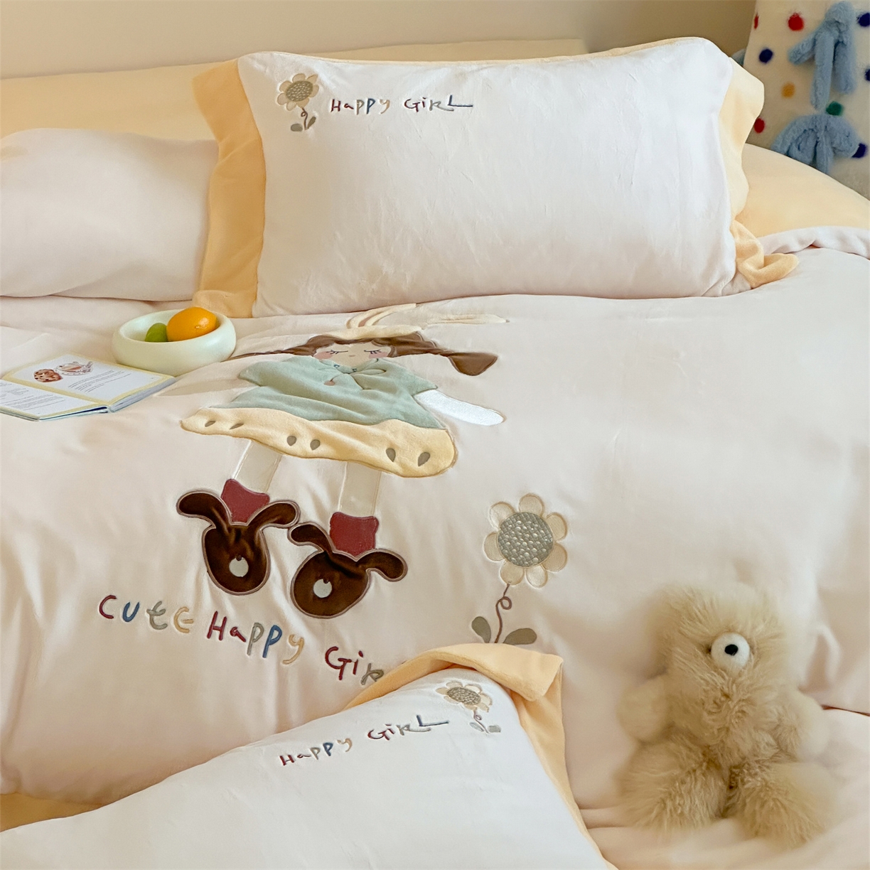 91家纺网 家纺一手货源 找家纺 泽西家纺+V17798841158发大图 2025新品秋冬加厚保暖240克奶肤绒宽边卡通贴布绣牛奶绒四件套 童梦园- 黄