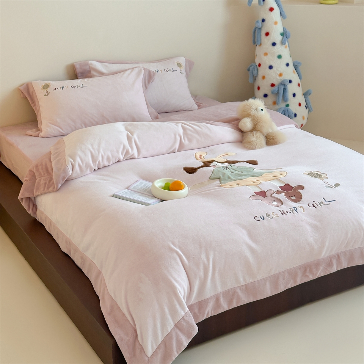 91家纺网 家纺一手货源 找家纺 泽西家纺+V17798841158发大图 2025新品秋冬加厚保暖240克奶肤绒宽边卡通贴布绣牛奶绒四件套 童梦园一粉