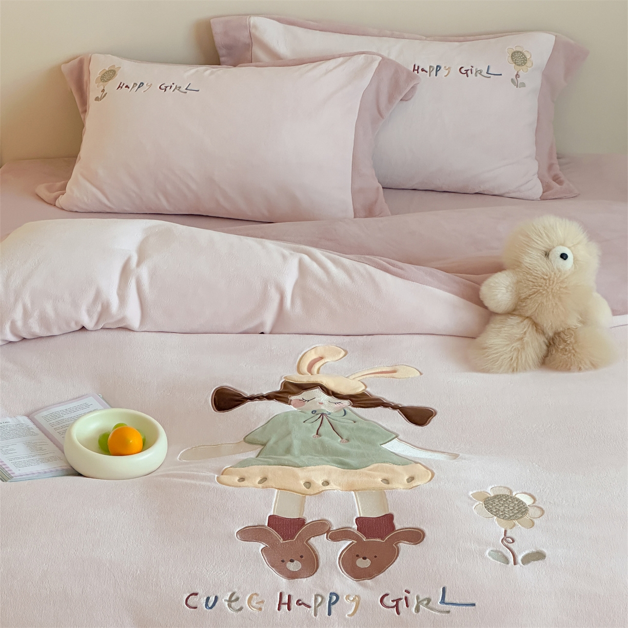 91家纺网 家纺一手货源 找家纺 泽西家纺+V17798841158发大图 2025新品秋冬加厚保暖240克奶肤绒宽边卡通贴布绣牛奶绒四件套 童梦园一粉