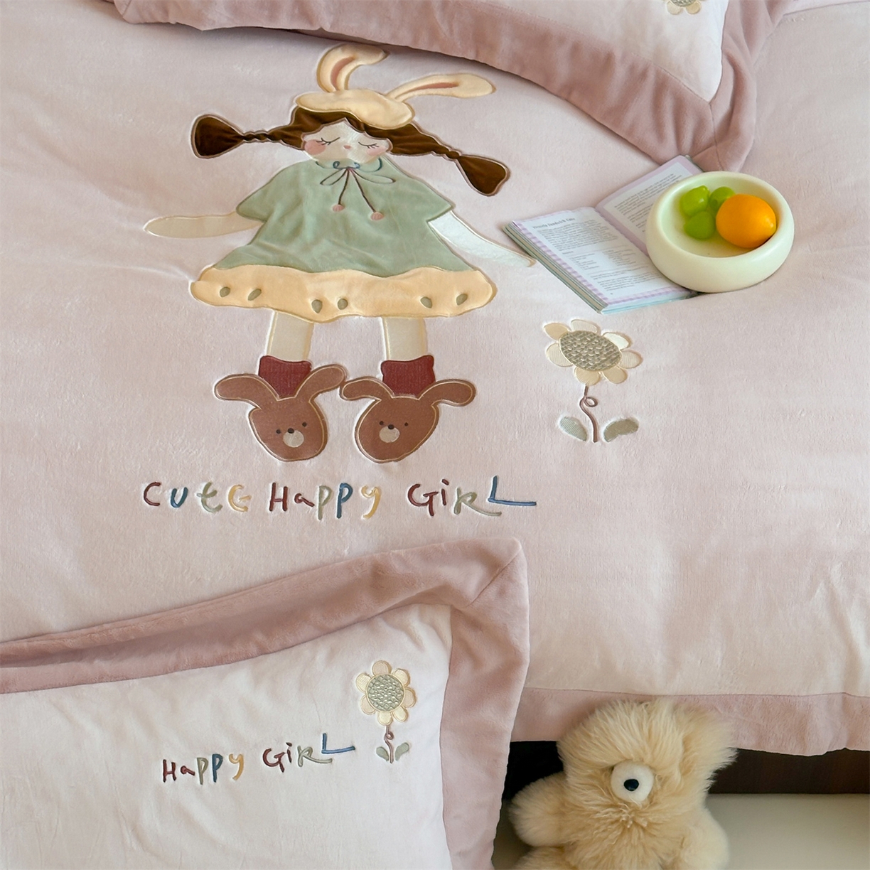 91家纺网 家纺一手货源 找家纺 泽西家纺+V17798841158发大图 2025新品秋冬加厚保暖240克奶肤绒宽边卡通贴布绣牛奶绒四件套 童梦园一粉