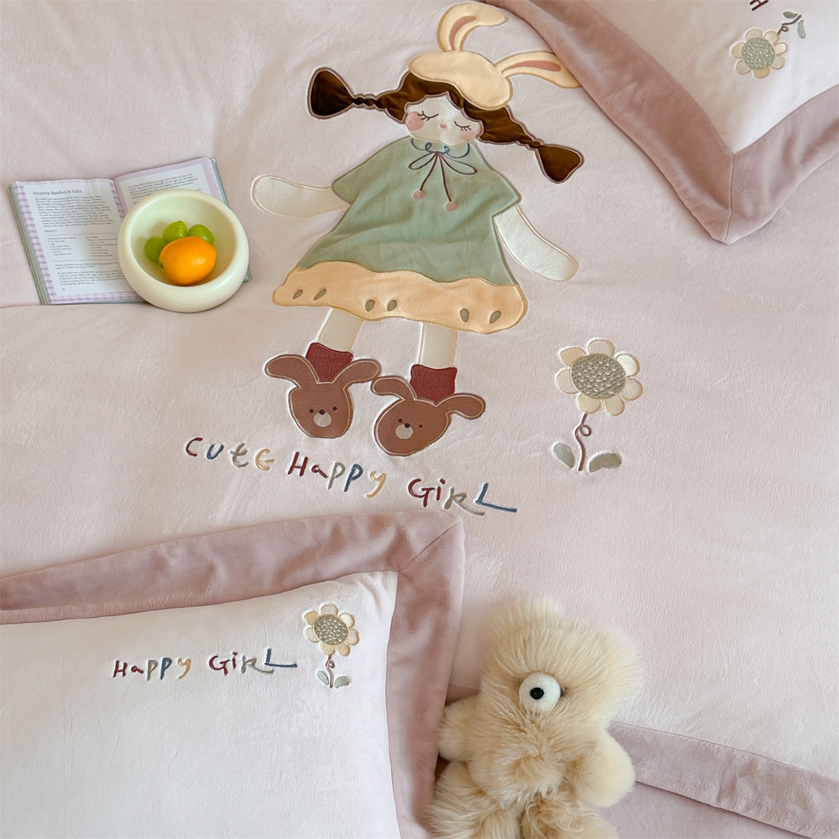 91家纺网 家纺一手货源 找家纺 泽西家纺+V17798841158发大图 2025新品秋冬加厚保暖240克奶肤绒宽边卡通贴布绣牛奶绒四件套 童梦园一粉