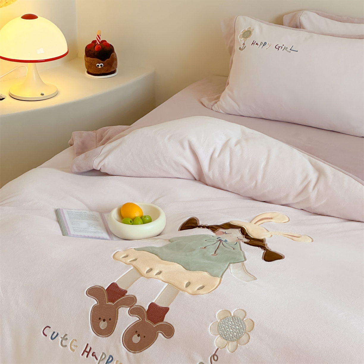 91家纺网 家纺一手货源 找家纺 泽西家纺+V17798841158发大图 2025新品秋冬加厚保暖240克奶肤绒宽边卡通贴布绣牛奶绒四件套 童梦园一粉