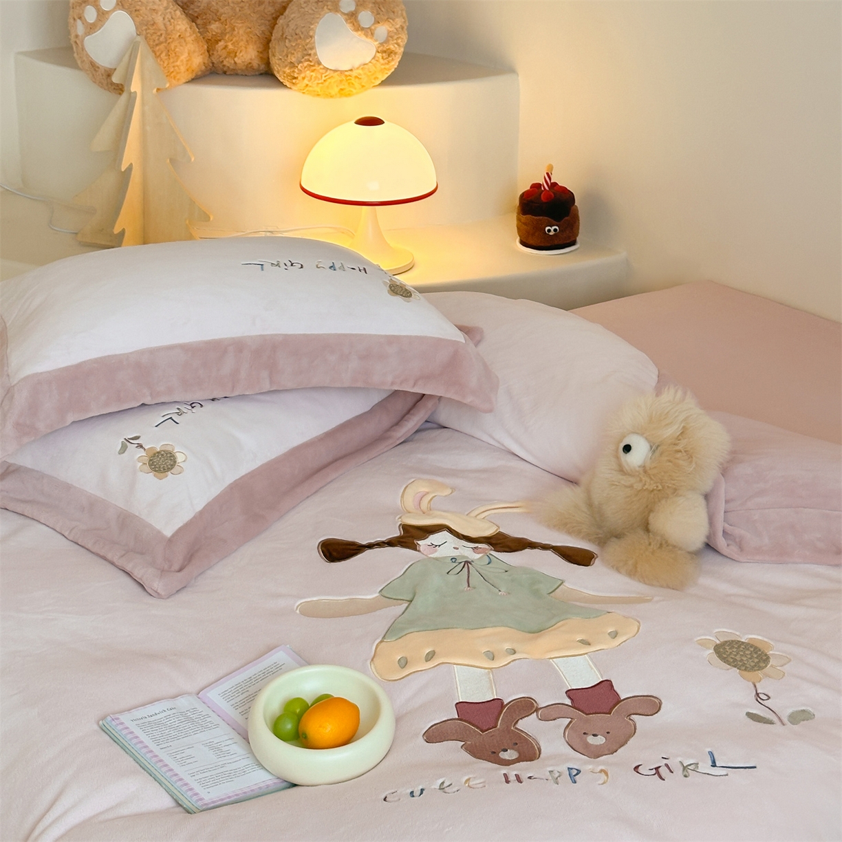 91家纺网 家纺一手货源 找家纺 泽西家纺+V17798841158发大图 2025新品秋冬加厚保暖240克奶肤绒宽边卡通贴布绣牛奶绒四件套 童梦园一粉