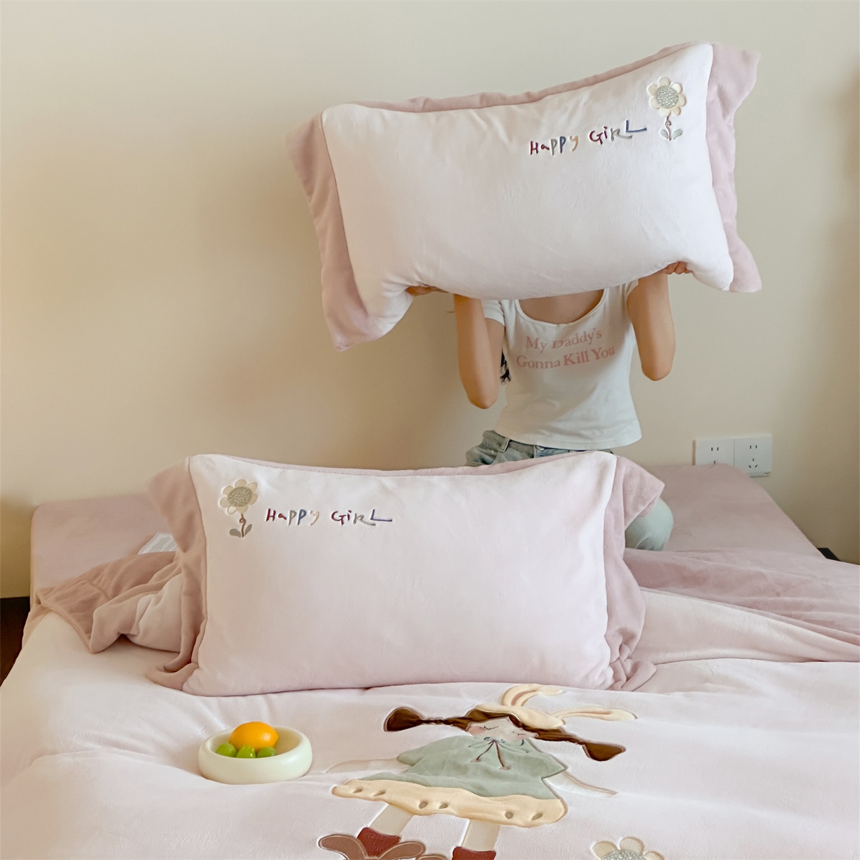 91家纺网 家纺一手货源 找家纺 泽西家纺+V17798841158发大图 2025新品秋冬加厚保暖240克奶肤绒宽边卡通贴布绣牛奶绒四件套 童梦园一粉