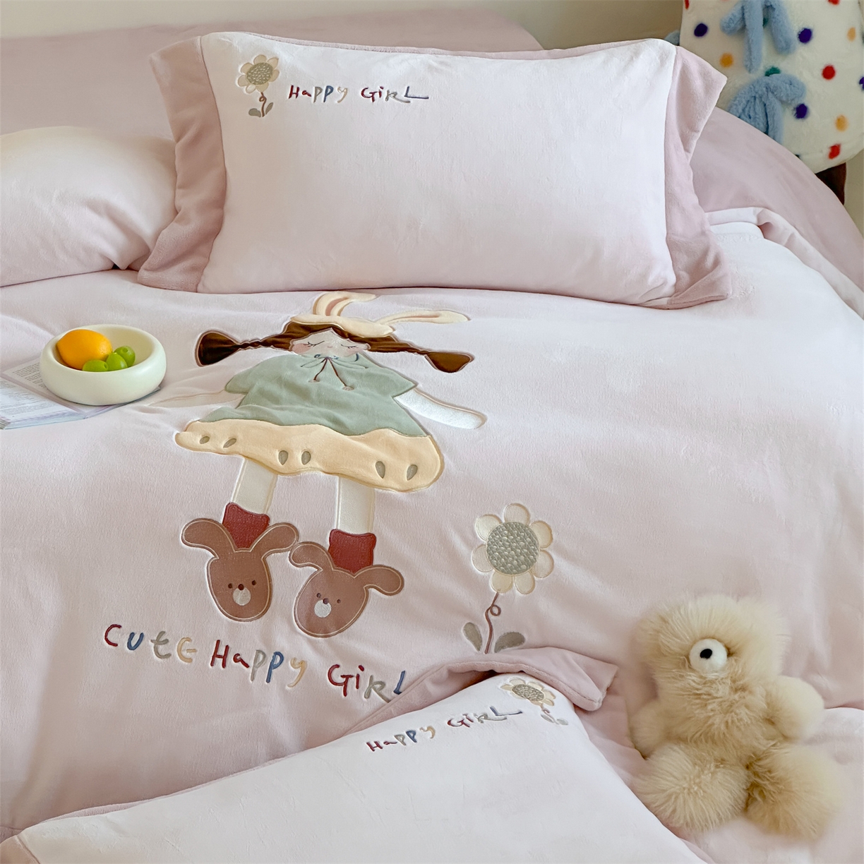 91家纺网 家纺一手货源 找家纺 泽西家纺+V17798841158发大图 2025新品秋冬加厚保暖240克奶肤绒宽边卡通贴布绣牛奶绒四件套 童梦园一粉