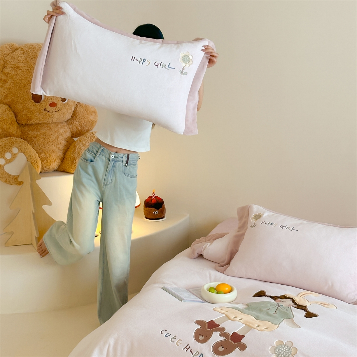 91家纺网 家纺一手货源 找家纺 泽西家纺+V17798841158发大图 2025新品秋冬加厚保暖240克奶肤绒宽边卡通贴布绣牛奶绒四件套 童梦园一粉