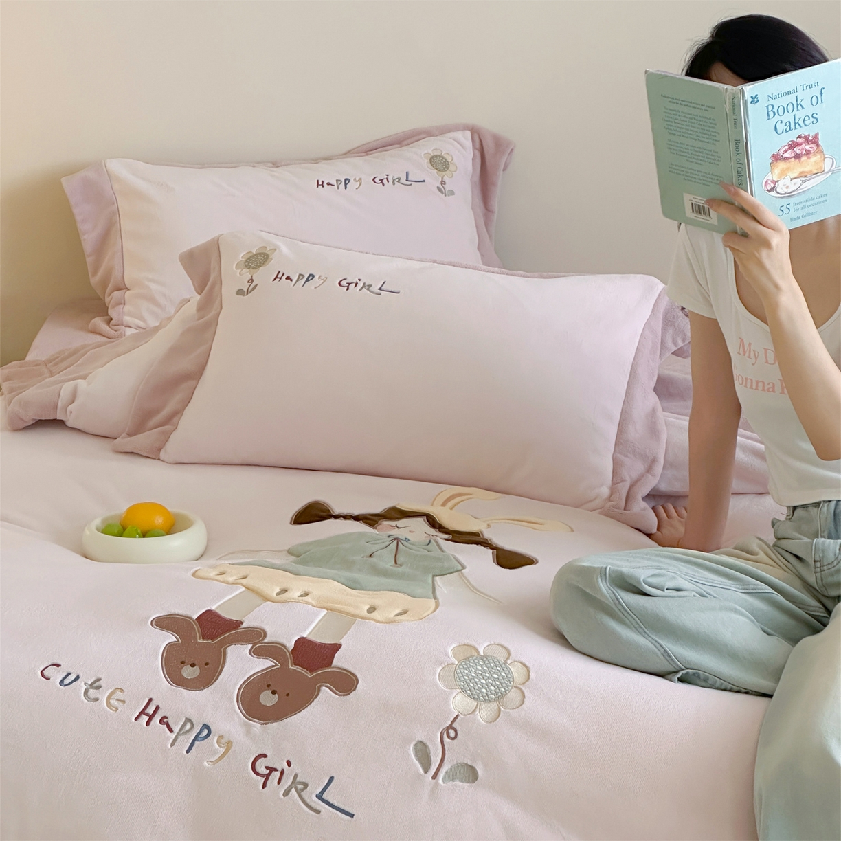 91家纺网 家纺一手货源 找家纺 泽西家纺+V17798841158发大图 2025新品秋冬加厚保暖240克奶肤绒宽边卡通贴布绣牛奶绒四件套 童梦园一粉