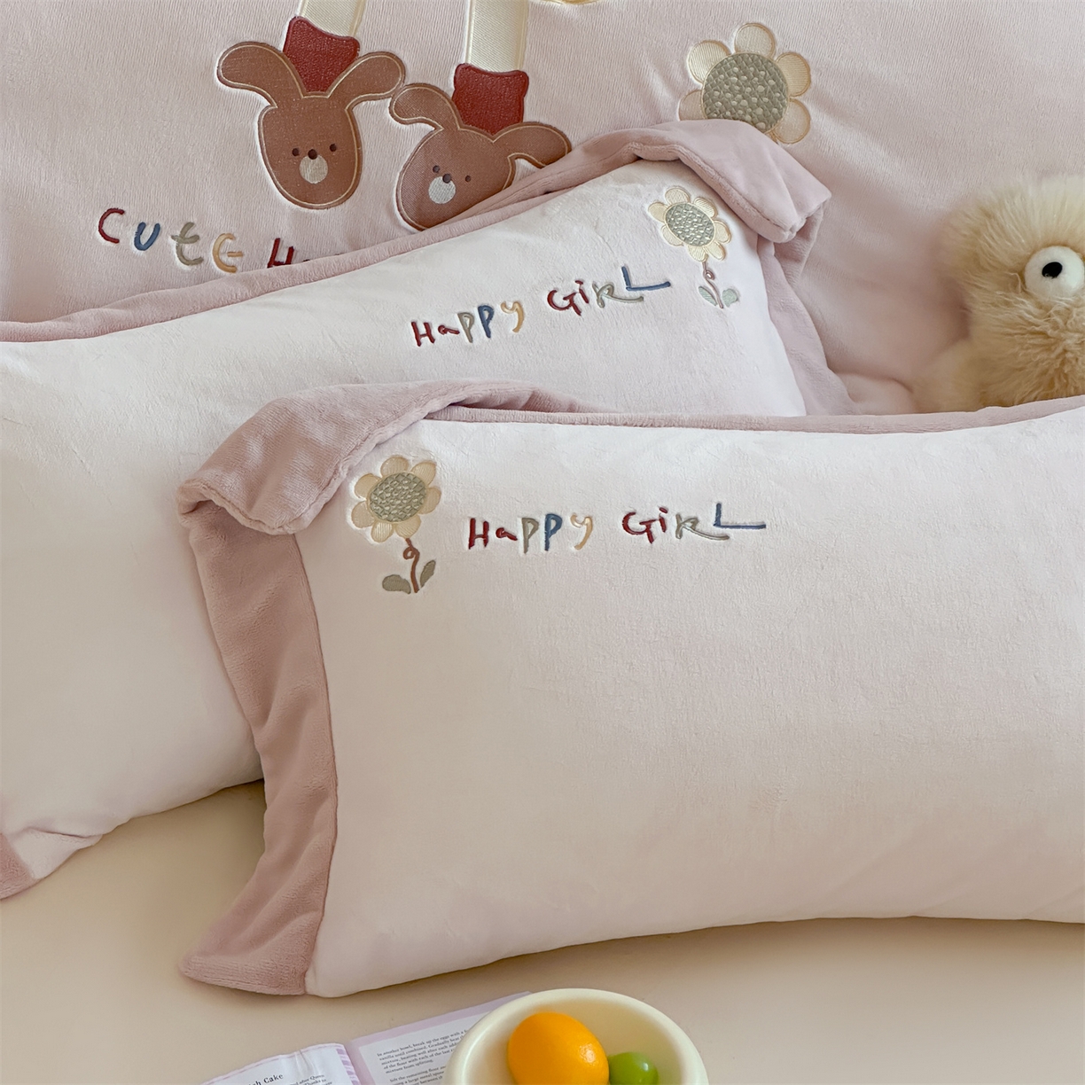 91家纺网 家纺一手货源 找家纺 泽西家纺+V17798841158发大图 2025新品秋冬加厚保暖240克奶肤绒宽边卡通贴布绣牛奶绒四件套 童梦园一粉