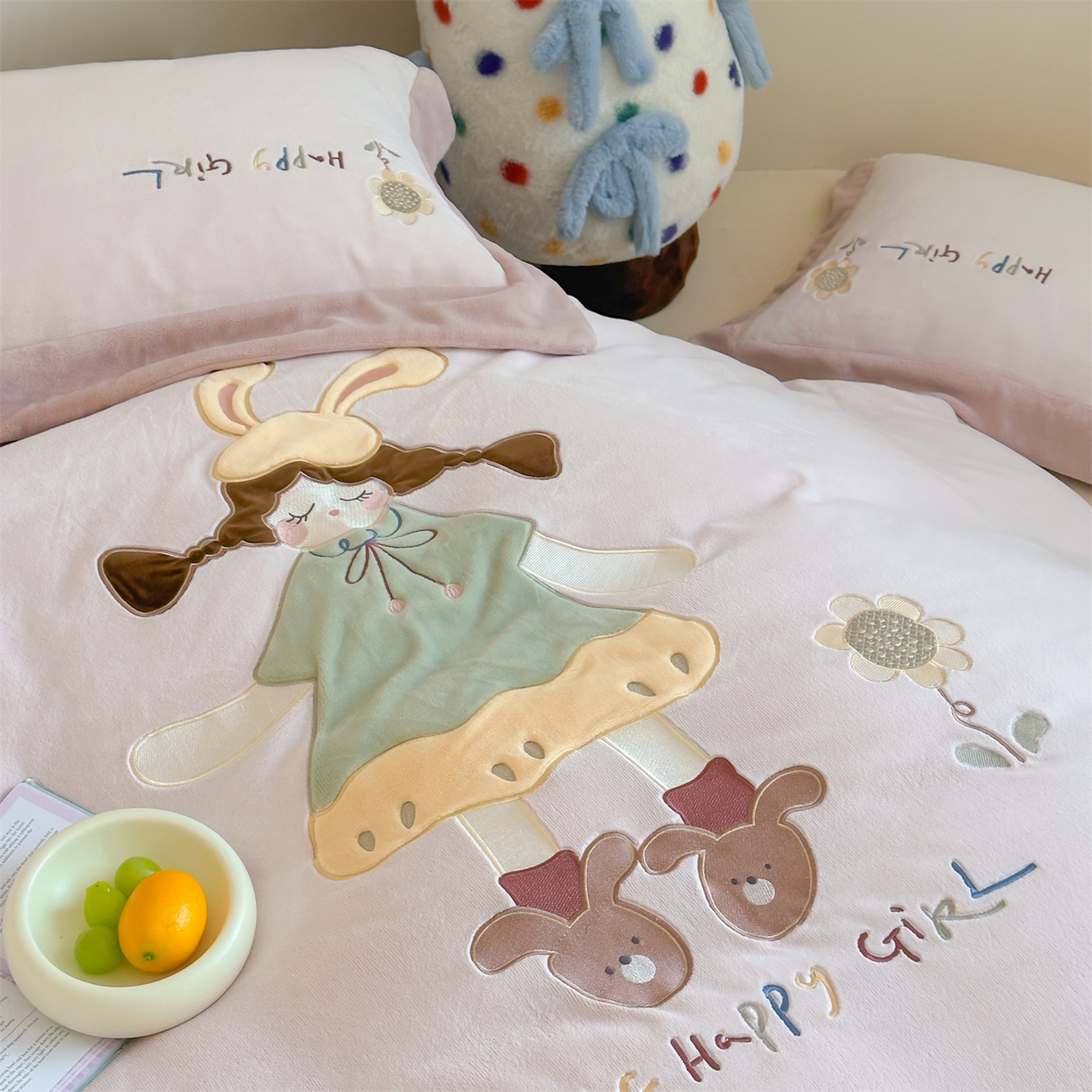 91家纺网 家纺一手货源 找家纺 泽西家纺+V17798841158发大图 2025新品秋冬加厚保暖240克奶肤绒宽边卡通贴布绣牛奶绒四件套 童梦园一粉