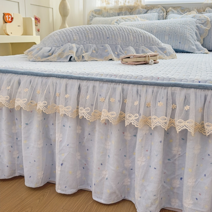 91家纺网 家纺一手货源 找家纺 家之硕家纺 2025新款立体雕花可拆洗牛奶绒单床裙系列 彩虹糖-浅蓝