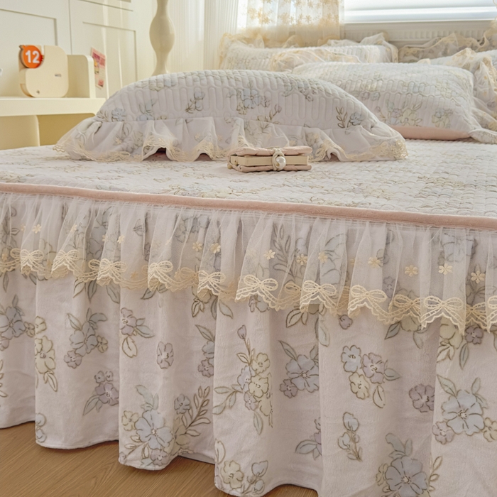 91家纺网 家纺一手货源 找家纺 家之硕家纺 2025新款立体雕花可拆洗牛奶绒单床裙系列 花韵