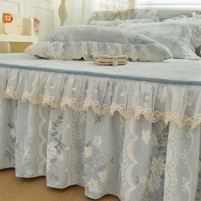 91家纺网 家纺一手货源 找家纺 家之硕家纺 2025新款立体雕花可拆洗牛奶绒单床裙系列 安妮绿