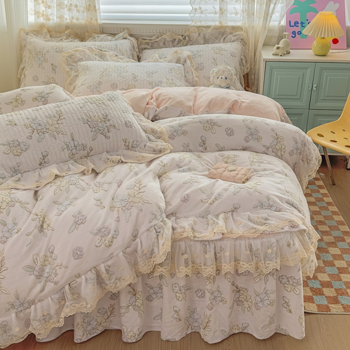 91家纺网 家纺一手货源 找家纺 家之硕家纺 2025新款立体雕花可拆洗牛奶绒单床裙系列 花韵