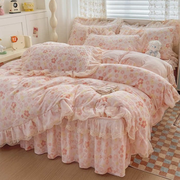 91家纺网 家纺一手货源 找家纺 家之硕家纺 2025新款立体雕花可拆洗牛奶绒单床裙系列 秘密花园