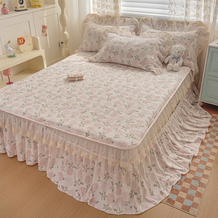 91家纺网 家纺一手货源 找家纺 家之硕家纺 2025新款立体雕花可拆洗牛奶绒单床裙系列 爱莎粉