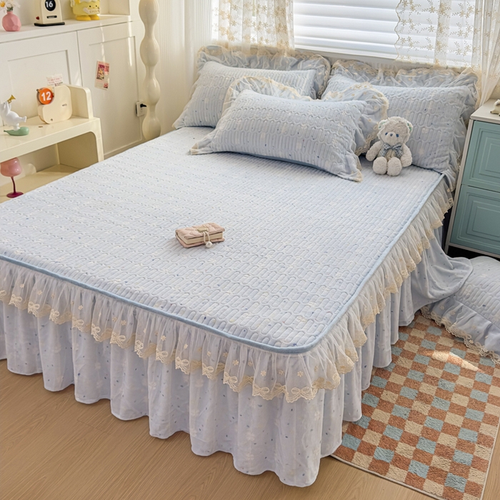 91家纺网 家纺一手货源 找家纺 家之硕家纺 2025新款立体雕花可拆洗牛奶绒单床裙系列 彩虹糖-浅蓝