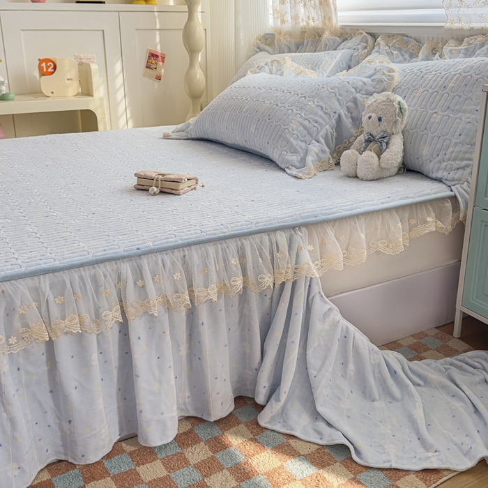 91家纺网 家纺一手货源 找家纺 家之硕家纺 2025新款立体雕花可拆洗牛奶绒单床裙系列 彩虹糖-浅蓝