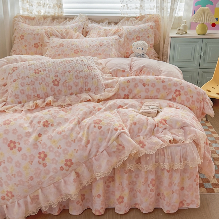 91家纺网 家纺一手货源 找家纺 家之硕家纺 2025新款立体雕花可拆洗牛奶绒单床裙系列 秘密花园