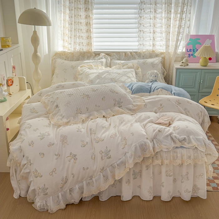 91家纺网 家纺一手货源 找家纺 家之硕家纺 2025新款立体雕花可拆洗牛奶绒单床裙系列 田园生活