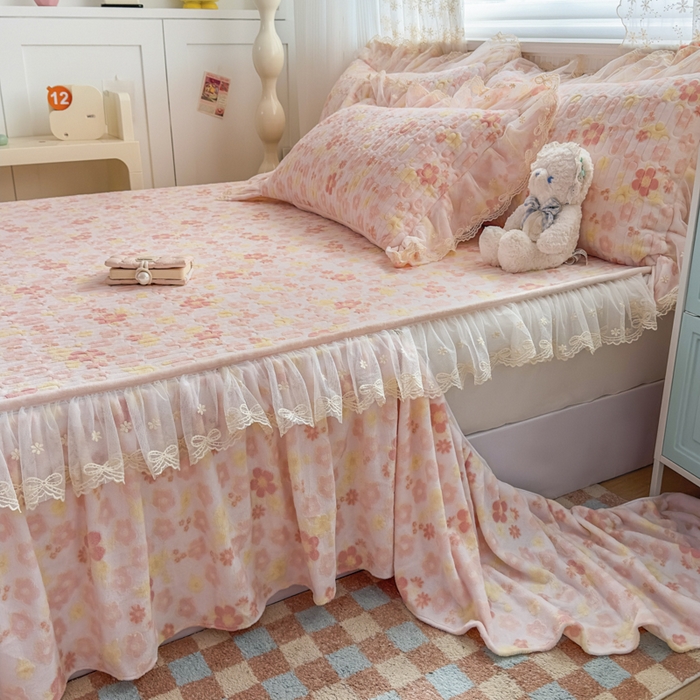 91家纺网 家纺一手货源 找家纺 家之硕家纺 2025新款立体雕花可拆洗牛奶绒单床裙系列 秘密花园