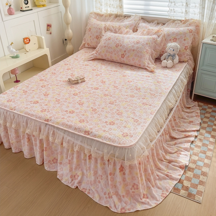 91家纺网 家纺一手货源 找家纺 家之硕家纺 2025新款立体雕花可拆洗牛奶绒单床裙系列 秘密花园