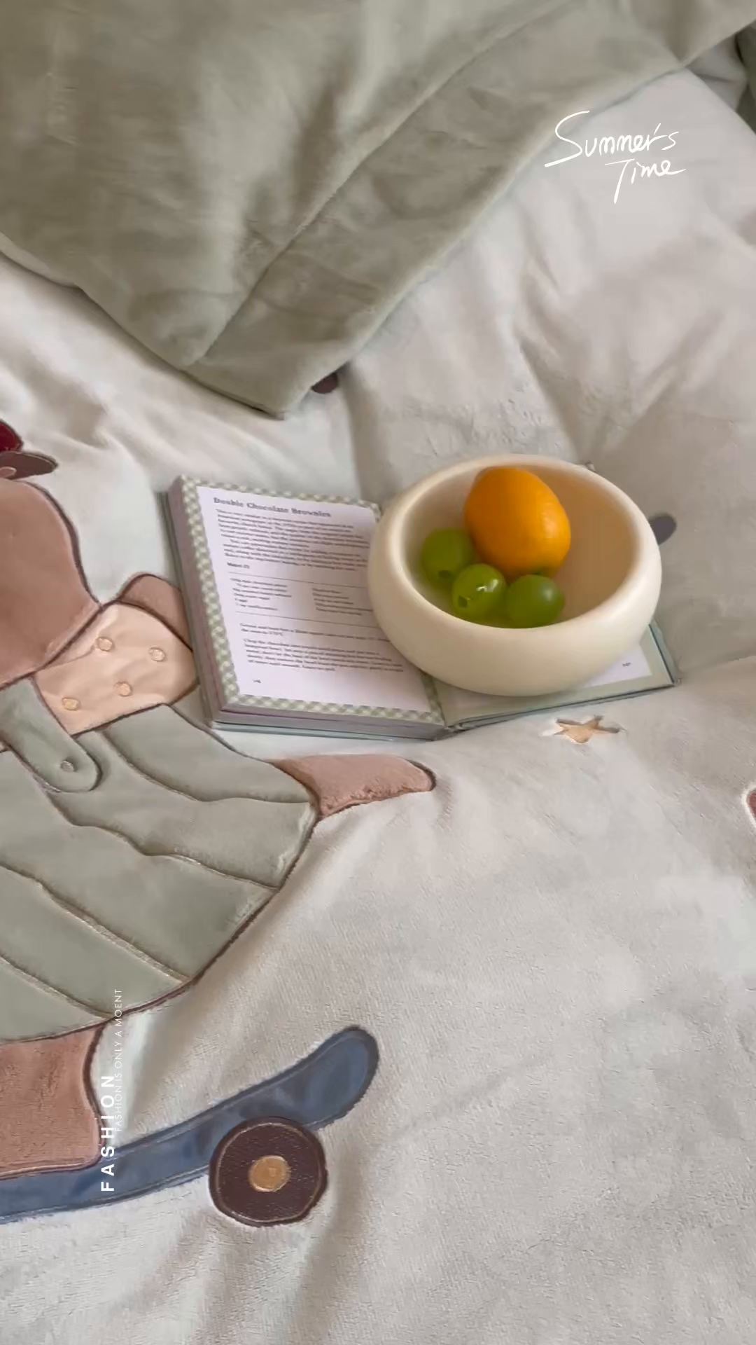 91家纺网 家纺一手货源 找家纺 泽西家纺+V17798841158发大图 2025新品秋冬加厚保暖240克奶肤绒宽边卡通贴布绣牛奶绒四件套 卡皮巴拉一绿