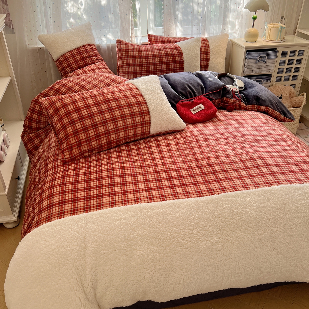 91家纺网 家纺一手货源 找家纺 （总）顾里家纺 2025新款复古博主风高克重羊羔毛拼接牛奶绒套件