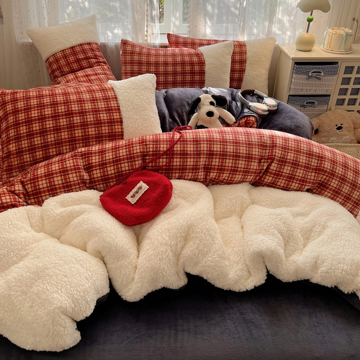 91家纺网 家纺一手货源 找家纺 （总）顾里家纺 2025新款复古博主风高克重羊羔毛拼接牛奶绒套件