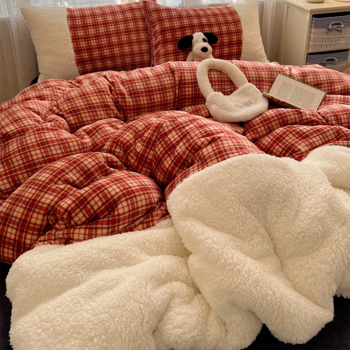 91家纺网 家纺一手货源 找家纺 顾里家纺 2025新款复古博主风高克重羊羔毛拼接牛奶绒套件 爱岛甜心