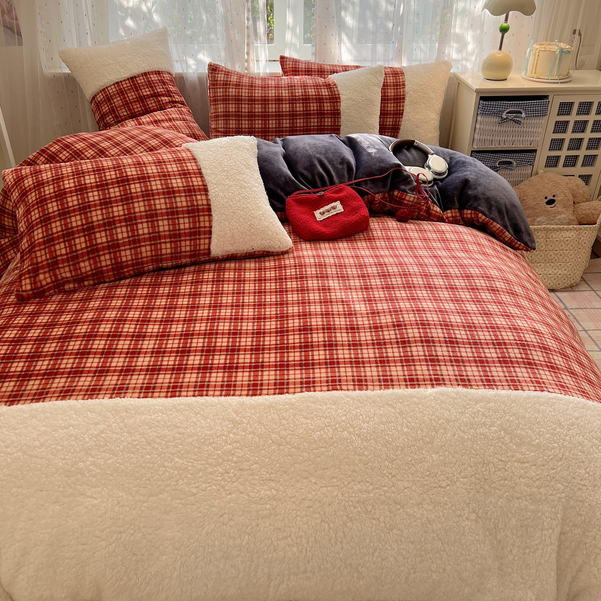 91家纺网 家纺一手货源 找家纺 顾里家纺 2025新款复古博主风高克重羊羔毛拼接牛奶绒套件 爱岛甜心