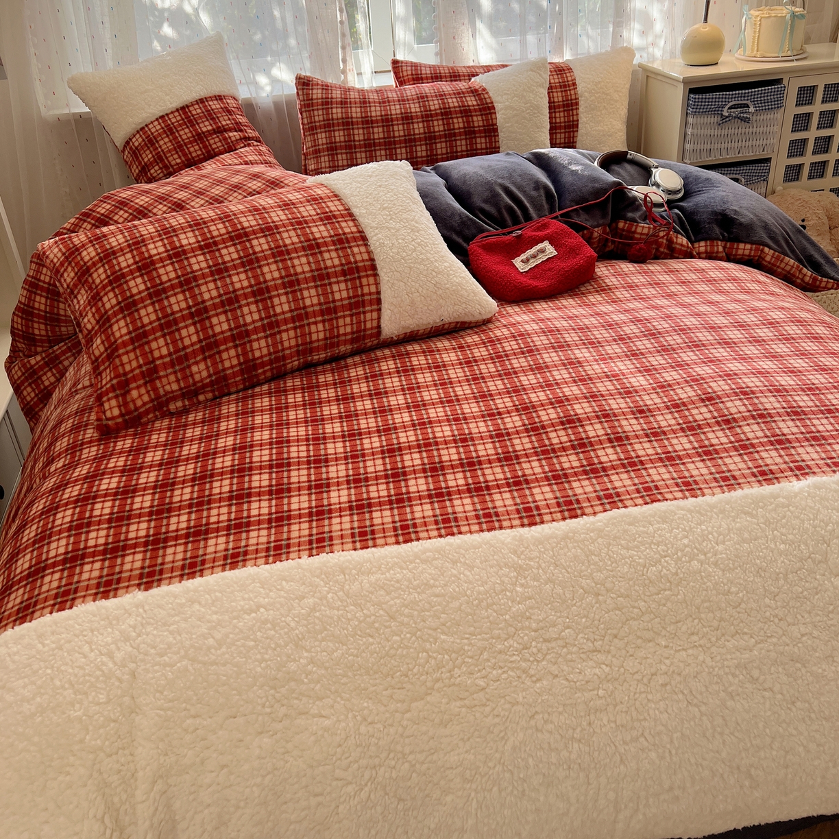 91家纺网 家纺一手货源 找家纺 顾里家纺 2025新款复古博主风高克重羊羔毛拼接牛奶绒套件 爱岛甜心