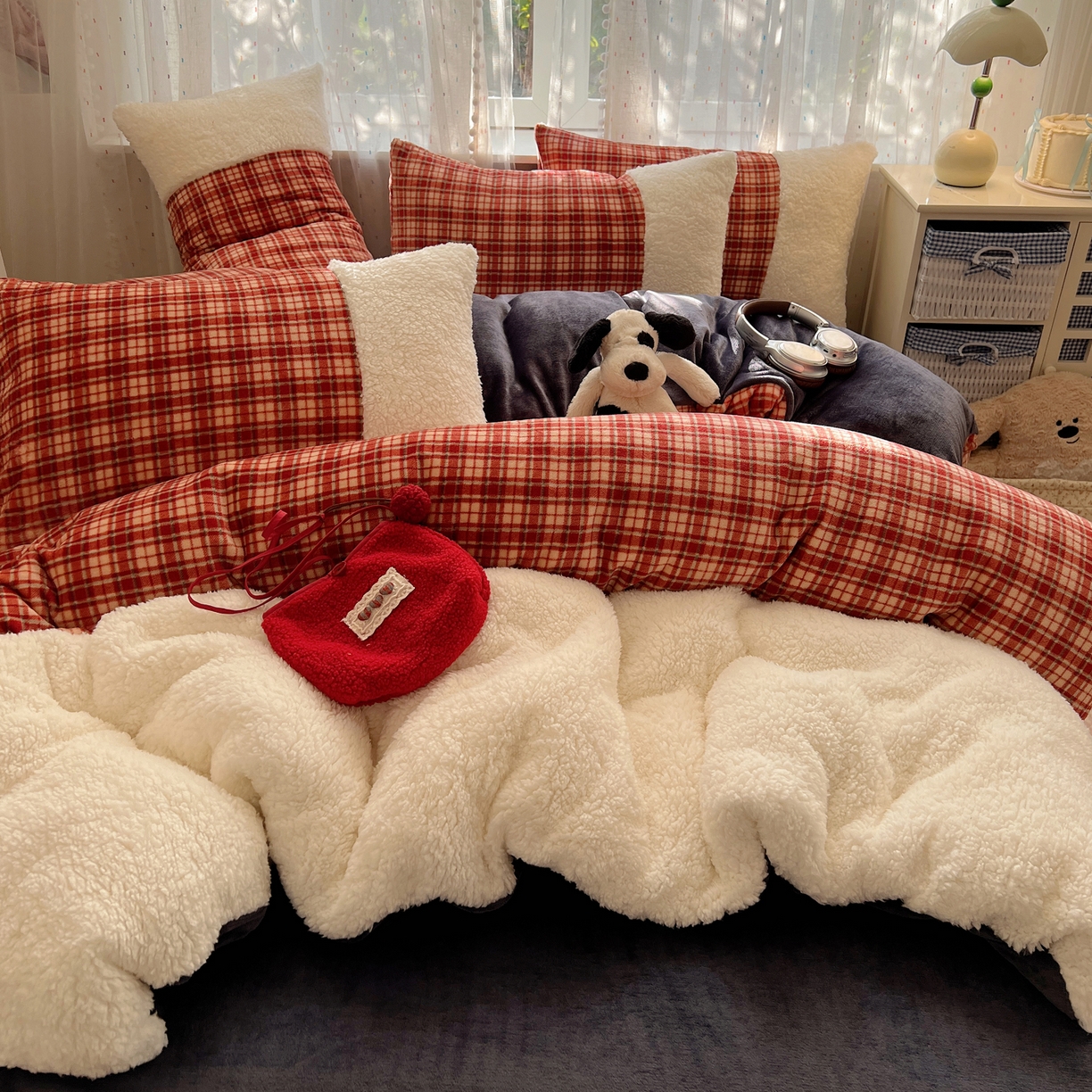 91家纺网 家纺一手货源 找家纺 顾里家纺 2025新款复古博主风高克重羊羔毛拼接牛奶绒套件 爱岛甜心