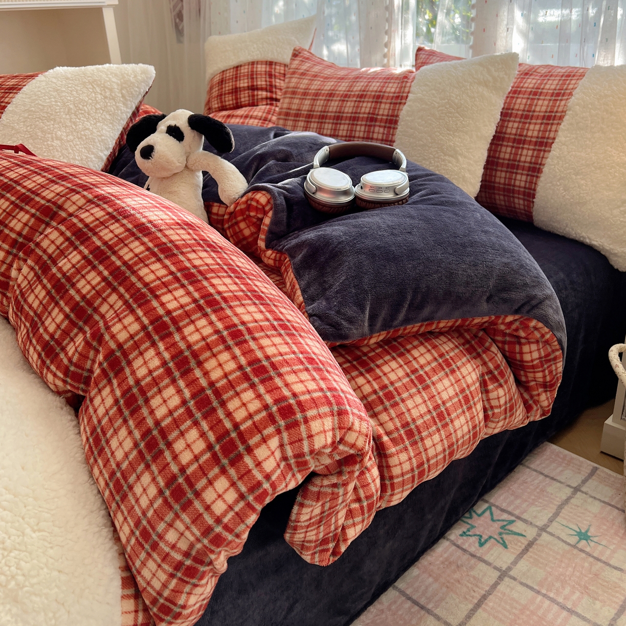 91家纺网 家纺一手货源 找家纺 顾里家纺 2025新款复古博主风高克重羊羔毛拼接牛奶绒套件 爱岛甜心