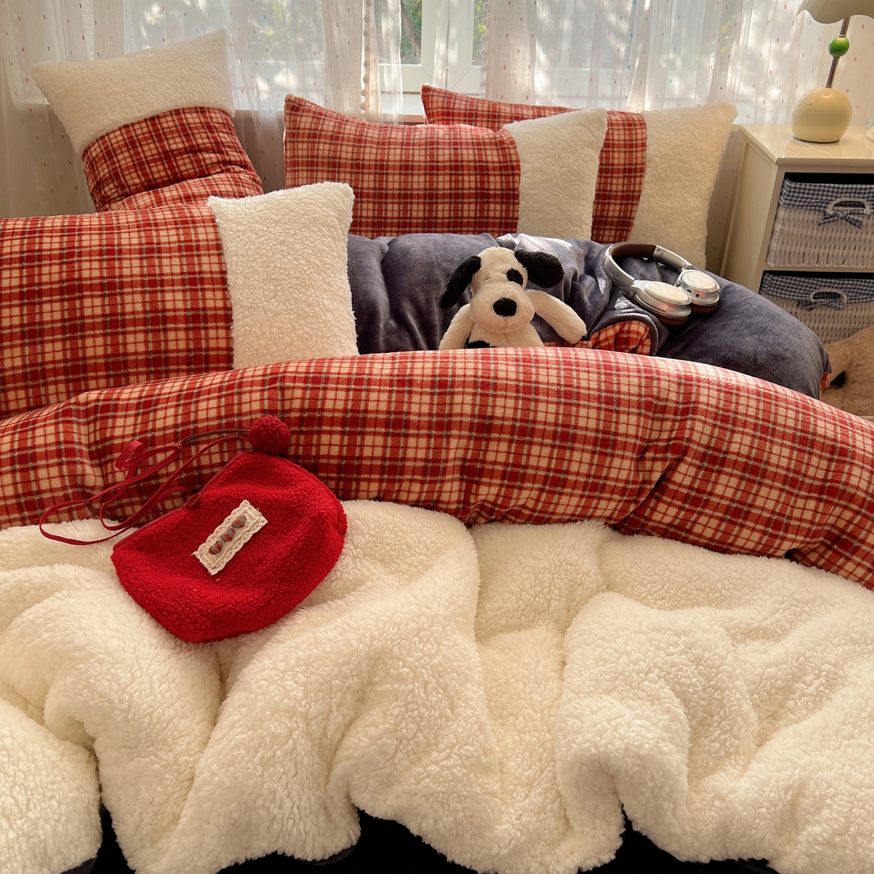 91家纺网 家纺一手货源 找家纺 顾里家纺 2025新款复古博主风高克重羊羔毛拼接牛奶绒套件 爱岛甜心