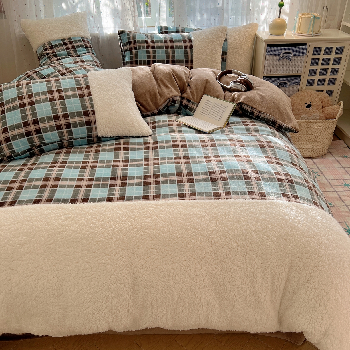 91家纺网 家纺一手货源 找家纺 顾里家纺 2025新款复古博主风高克重羊羔毛拼接牛奶绒套件 薄荷甜巧