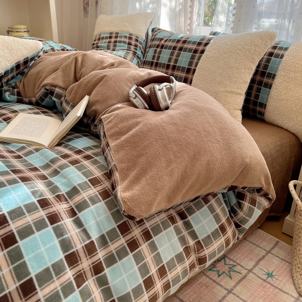 91家纺网 家纺一手货源 找家纺 顾里家纺 2025新款复古博主风高克重羊羔毛拼接牛奶绒套件 薄荷甜巧