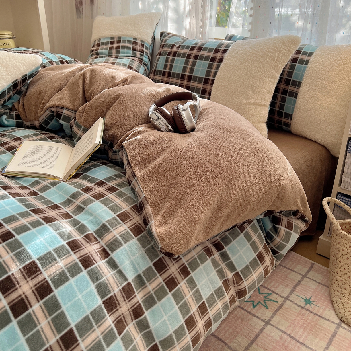 91家纺网 家纺一手货源 找家纺 顾里家纺 2025新款复古博主风高克重羊羔毛拼接牛奶绒套件 薄荷甜巧