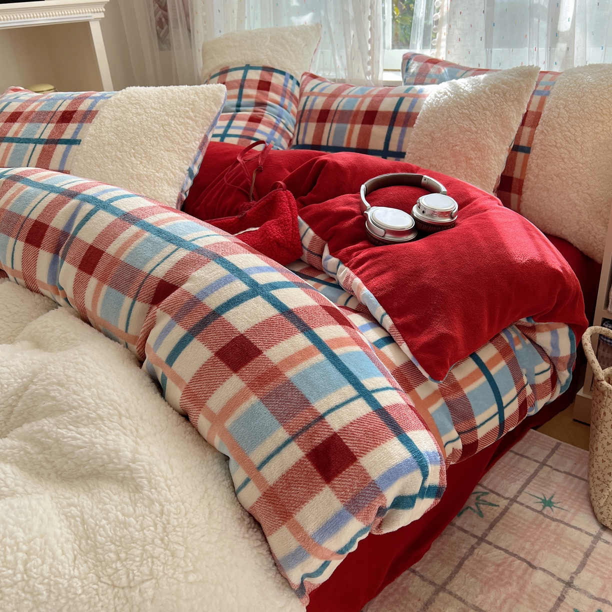 91家纺网 家纺一手货源 找家纺 顾里家纺 2025新款复古博主风高克重羊羔毛拼接牛奶绒套件 川久甜心