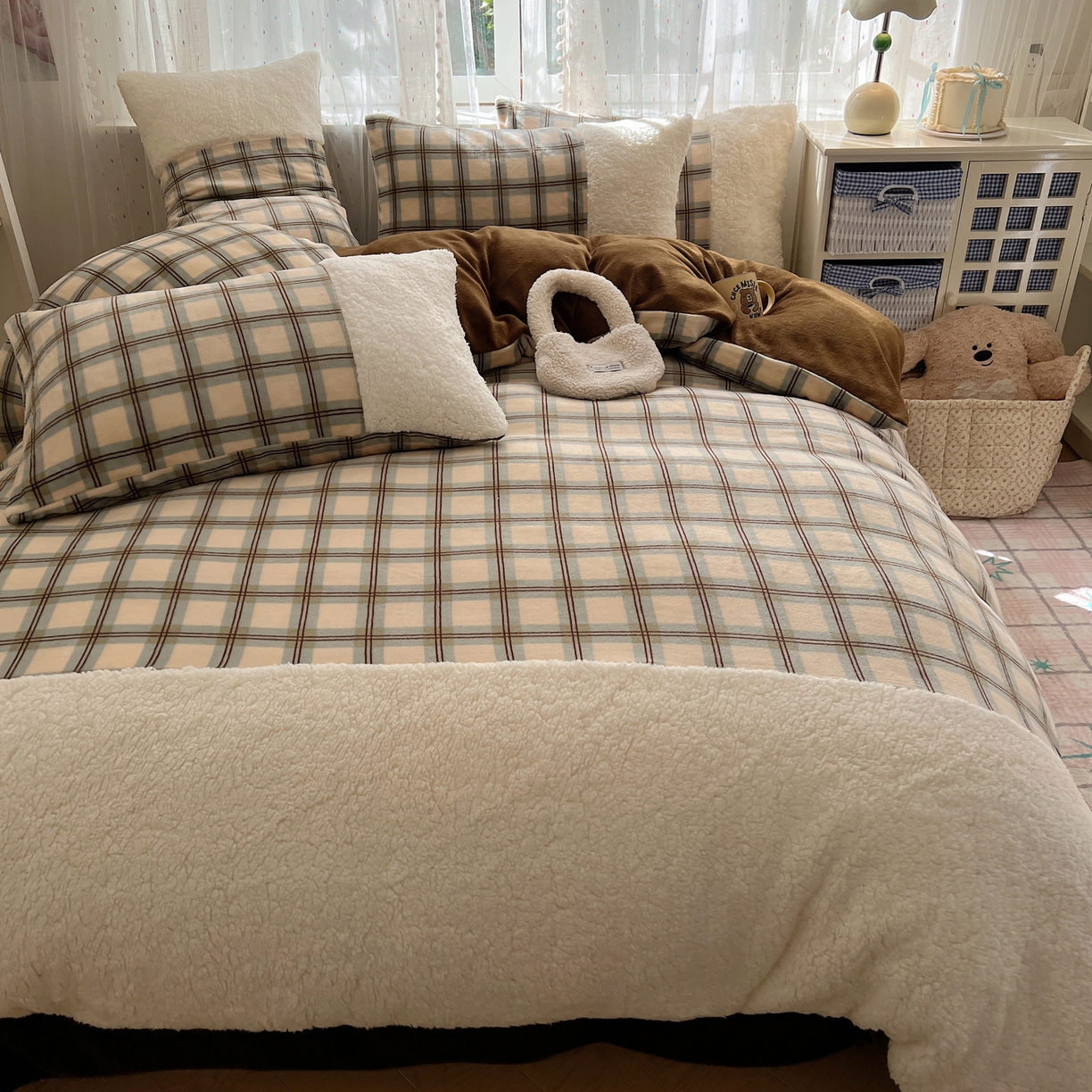 91家纺网 家纺一手货源 找家纺 顾里家纺 2025新款复古博主风高克重羊羔毛拼接牛奶绒套件 松露奶昔