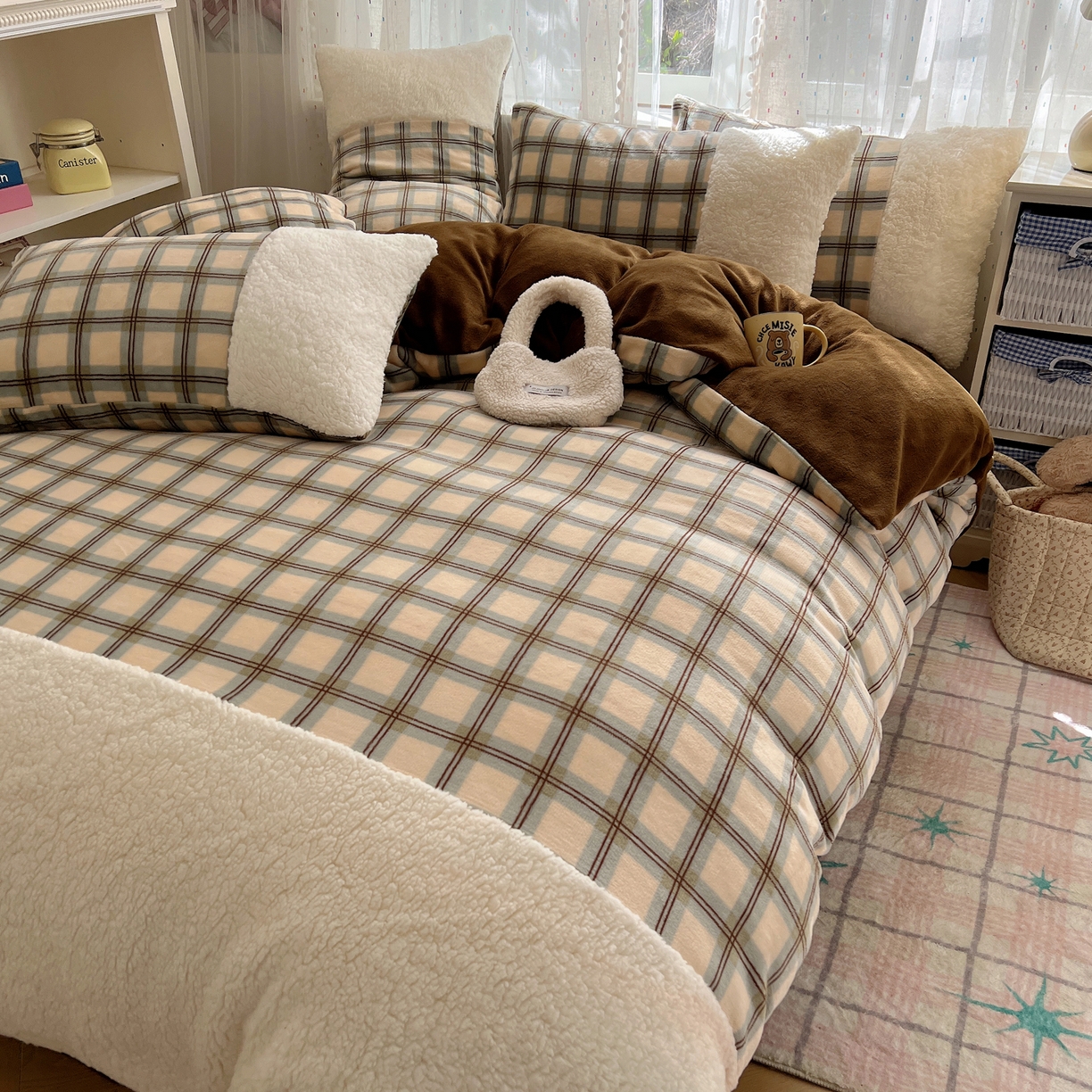 91家纺网 家纺一手货源 找家纺 顾里家纺 2025新款复古博主风高克重羊羔毛拼接牛奶绒套件 松露奶昔